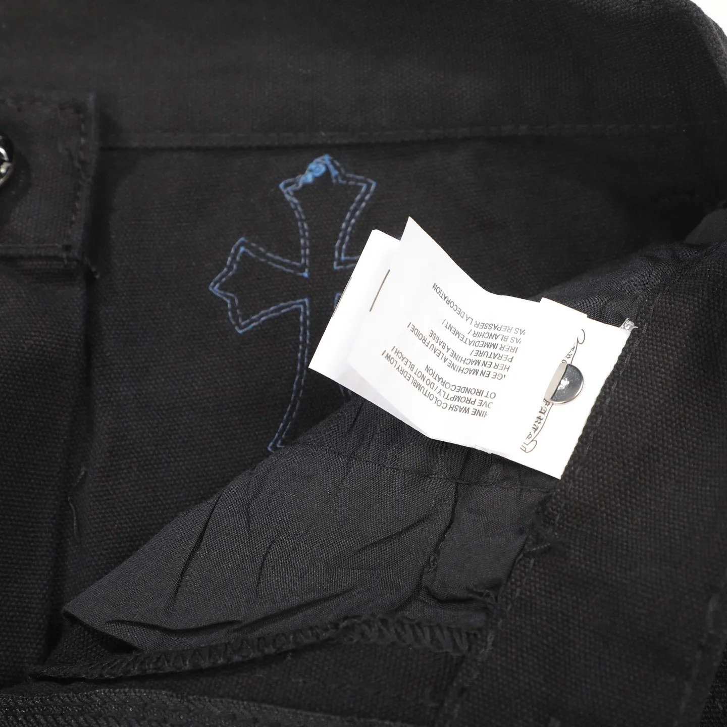 P280 𝐂𝐡𝐫𝐨𝐦𝐞 𝐇𝐞𝐚𝐫𝐭 Kroxin 25SS workwear logging Klein blue leather patchwork limited edition jeans. Kroxin’s pants are particularly outstanding in color design and stand out among similar products. It is made of beaded canvas fabric. After a complicated and delicate washing process, it feels very good when worn on the body and looks high-end and charming. The pants are three-dimensionally cut, with a crisp and stylish shape, smooth lines, and a high level of design. The hardware accessories on the pants are specially customized according to ZP standards. The beaded canvas fabric is originally thick, but after washing it becomes soft and breathable. The small leather label on the pants is specially designed, revealing unique creativity in a simple style. The production process is very exquisite, every stitching is neat and regular, and the details are handled particularly well, showing high quality. Moreover, these pants have a genderless design and can be easily worn by both boys and girls. They are perfectly in line with the current diverse and inclusive fashion trend and look good no matter how you wear them.  Size: S M L XL XXL (28.30.32.34.36) Color: Black
